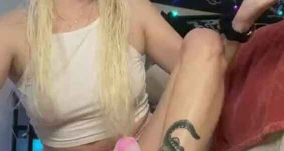 Skye Aka Solesofskye Onlyfans Rubbing My Feet With Lotion And Then Rubbing The Excess Lotion All Over Your Dick